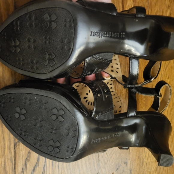 Black Ladies strappy sandal. Flattering and comfy - Picture 5 of 6